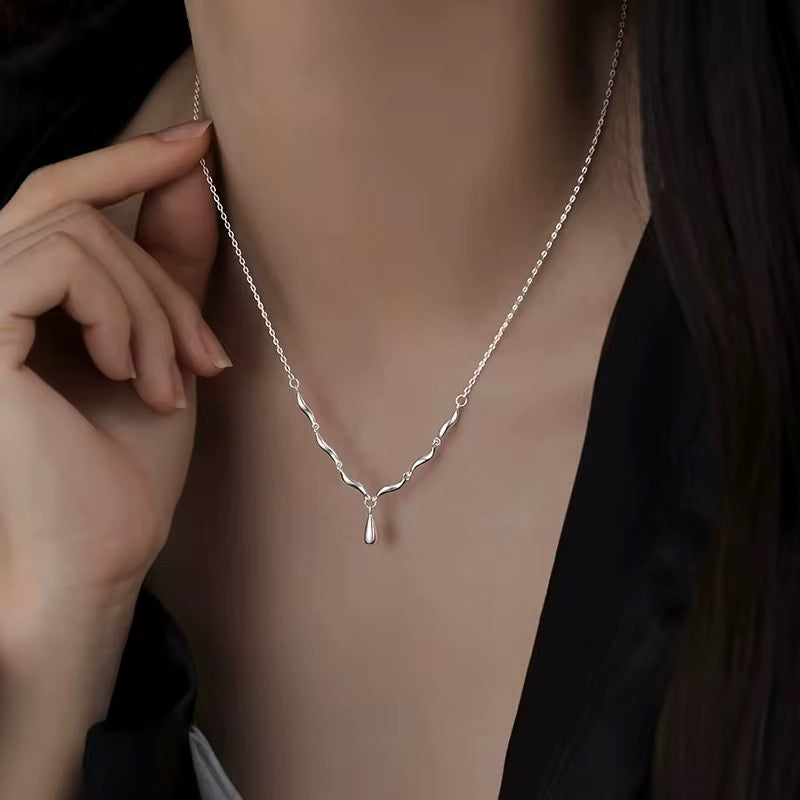 Сребърно колие “Безусловност”